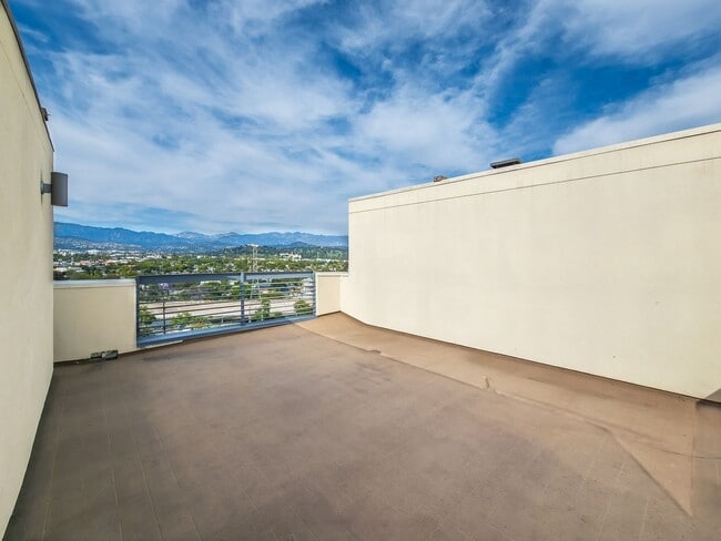 Building Photo - Modern Luxury Condo with Panoramic Views | 3-Story Condo + Private Rooftop Deck
