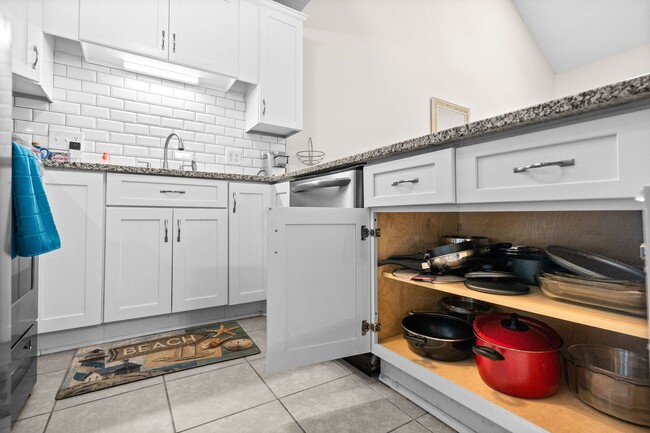 Building Photo - Long Term Furnished Top Floor Condo - 2 bed/2bath with Community Pool