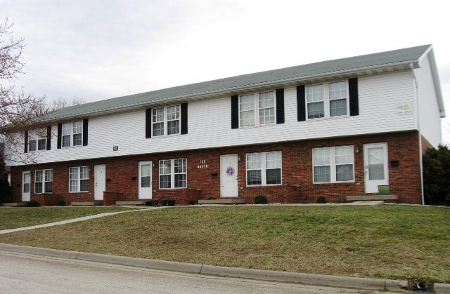 Building Photo - 700 Golfcrest Rd N