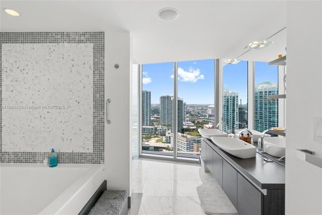 Building Photo - 200 Biscayne Blvd Way