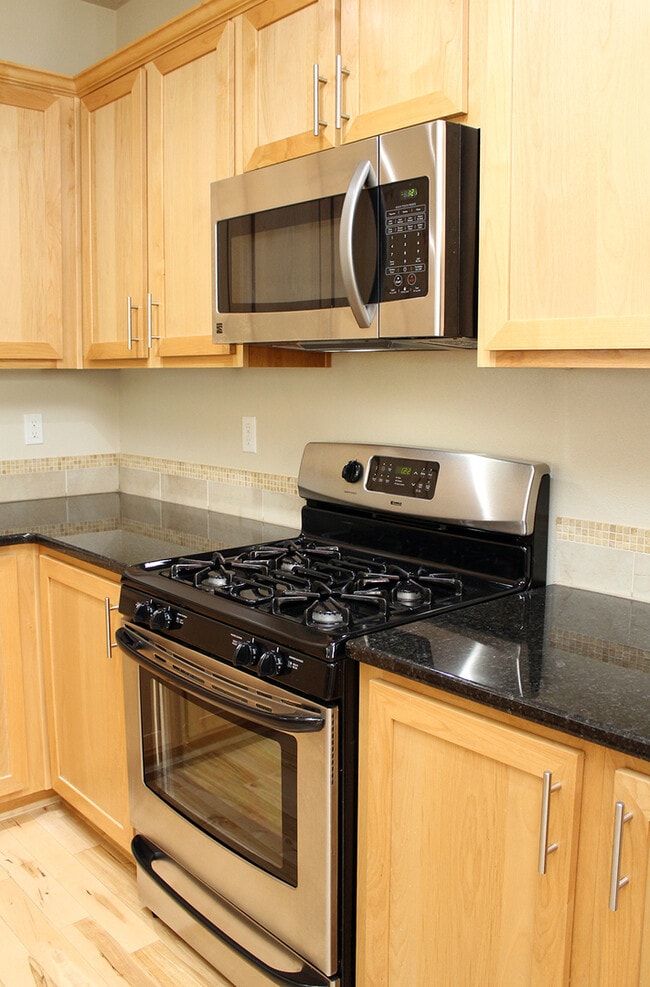 Building Photo - 321 NE Edgeway Drive