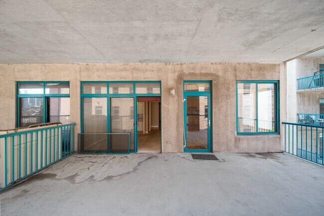 Building Photo - 910 W Madison St