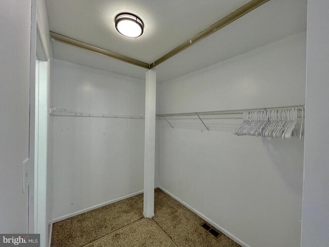 Building Photo - 7 N Hill Dr