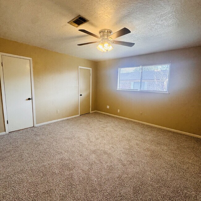 Building Photo - Spacious 3 Bedroom, 2.5 Bathroom Townhome in West End Beaumont