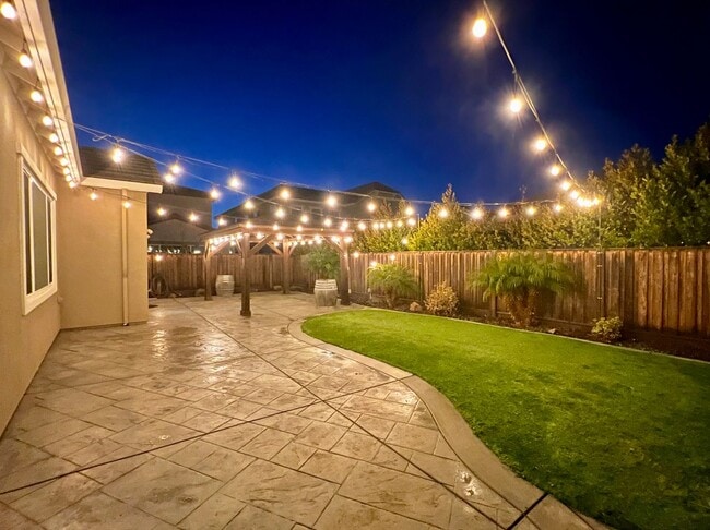 Building Photo - Charming! 3 Bedroom 2.5 Bath Single Family Home