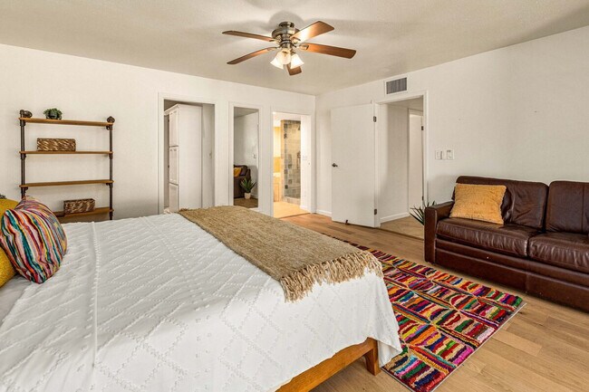 Building Photo - 2420 Torrey Pines Rd