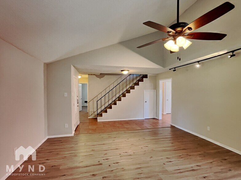 Building Photo - 605 Pyramid Dr