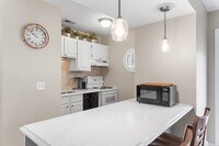 Building Photo - 2124 Old Pond Ln