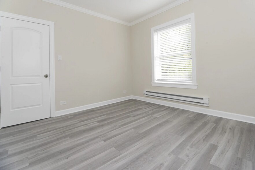 Building Photo - 655 W Roscoe St