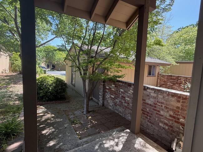 Building Photo - Newley Updated 4 bedroom, 2.5 bathroom Tow...