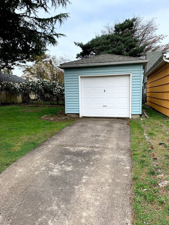 Building Photo - Montavilla 2bd remodeled bungalow. Large k...