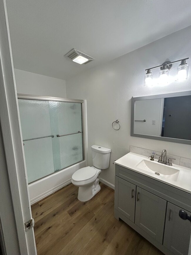 Building Photo - Spacious and lovely 2 bedroom 2 bath Condo...