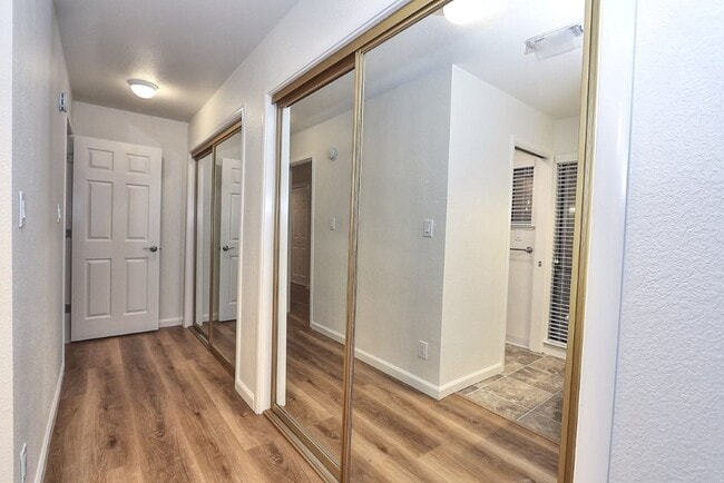 Building Photo - Beautiful corner halfplex available now for rent!