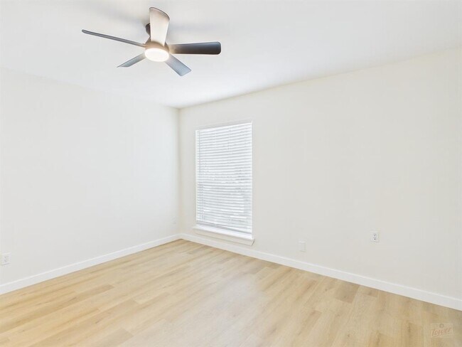 Building Photo - 2124 Burton Dr