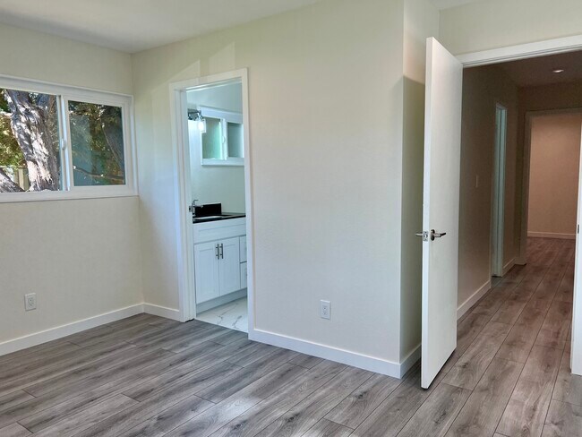 Building Photo - 6069 Lake Nadine Pl