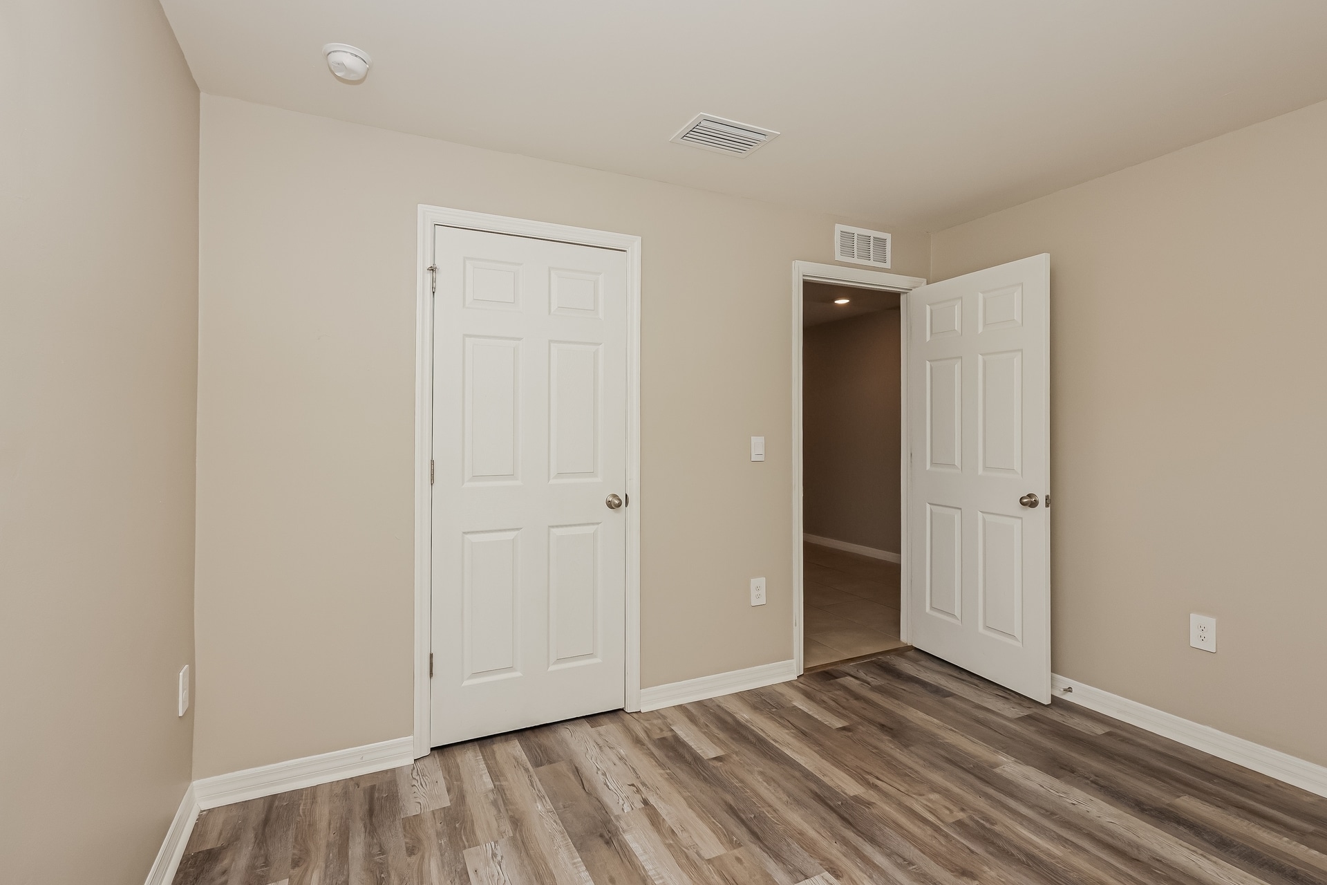 Building Photo - 548 Woodview Dr