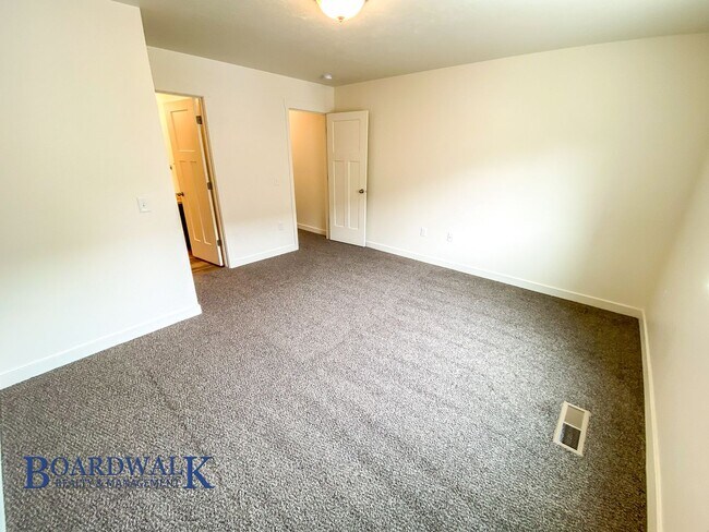 Building Photo - Stunning 3 Bed Townhome in Herriman