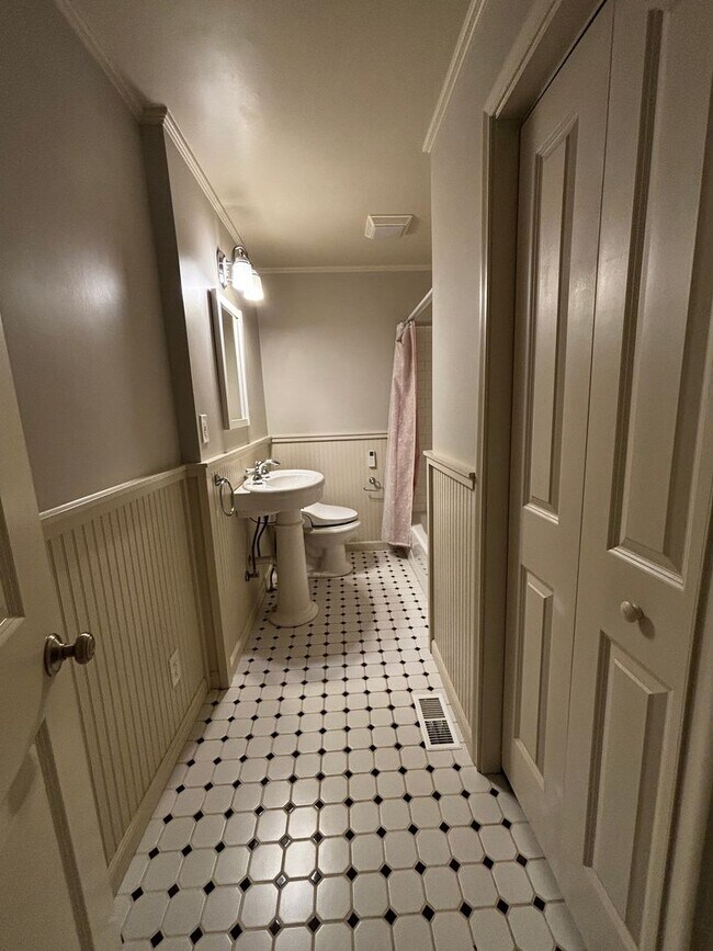 Building Photo - Brookside Charmer on secluded dead end street, just a 2 minute distance to restaurants, shopping ...