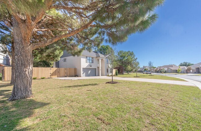 Building Photo - 8121 San Antonio St