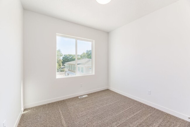 Building Photo - Gorgeous Townhome in Great Location!