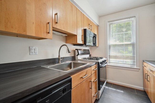 Building Photo - 2727 Ordway St NW