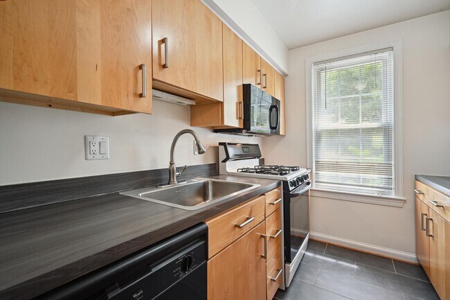Building Photo - Large, Renovated Apartment Less Than 5 Minute Walk to Cleveland Park Metro!