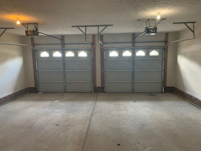 Building Photo - 6216 Castlebrooke Ln