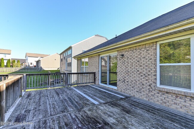 Building Photo - 220 Rockcrest Way