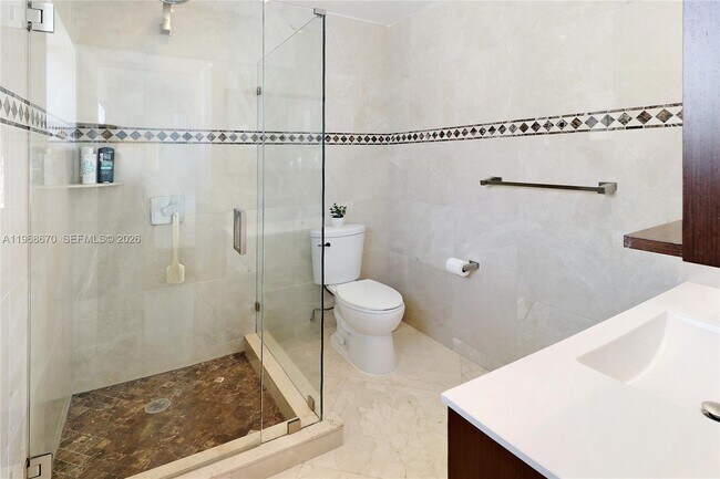 Building Photo - 2031 NE 14th Ct