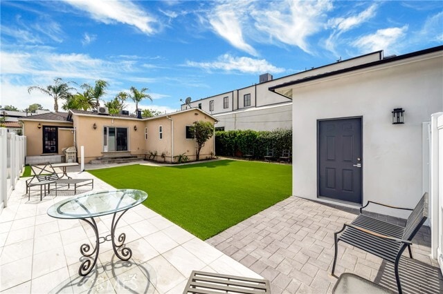 Building Photo - 16707 Moorpark St