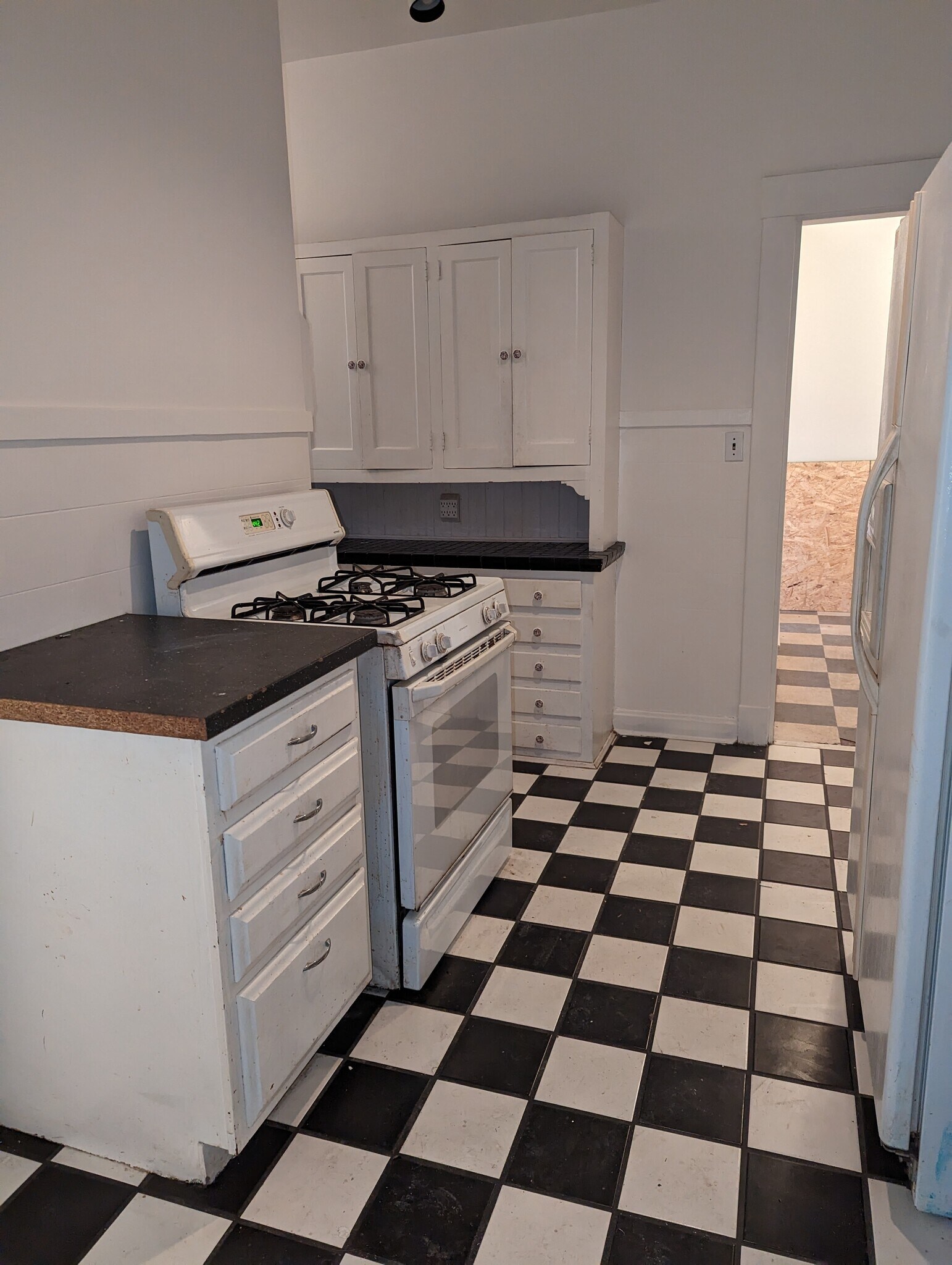 Kitchen - 2535 Fairview Ave
