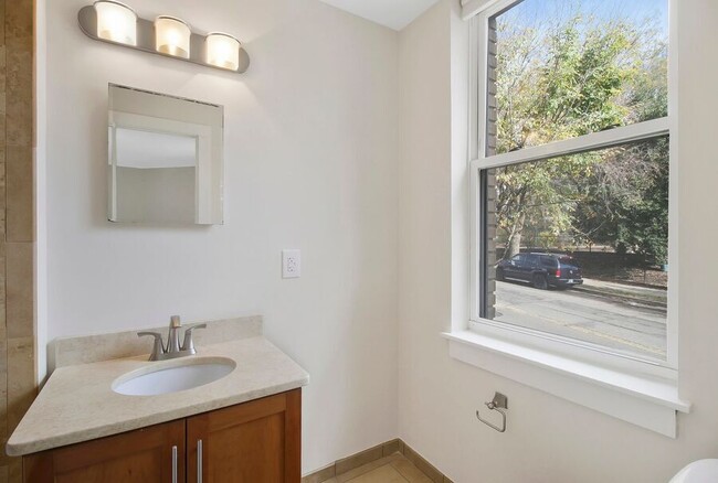 Building Photo - Sunny 3-Bedroom Corner Unit in Eckington/B...