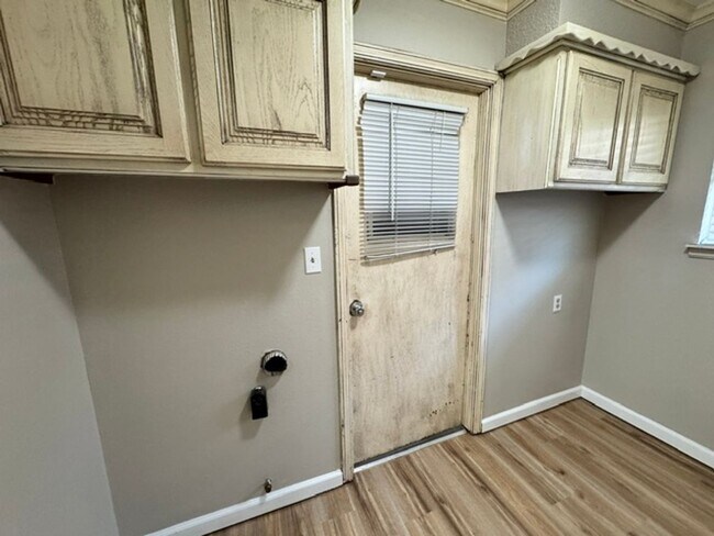 Building Photo - 2204 Edgewood Dr