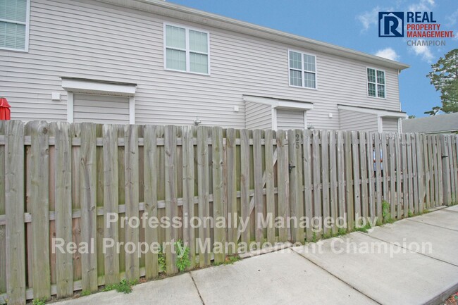 Building Photo - Townhome w/Open Floor Plan in Heart of Leland