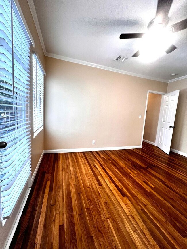 Building Photo - Single Family. 3-bed Home - Desireable Neighborhood!