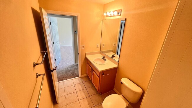 Building Photo - Available May 13th! Gorgeous 2/2 Town Home...