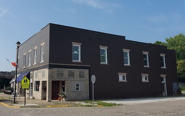 Building Photo - Remodeled 1 Bedroom Upper Apartment- Clinton