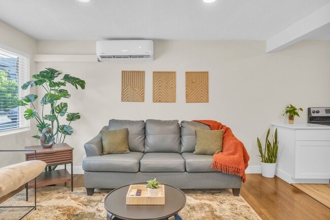 Building Photo - Fully Furnished Sunnyside Townhome | All-Inclusive | Flexible Stays