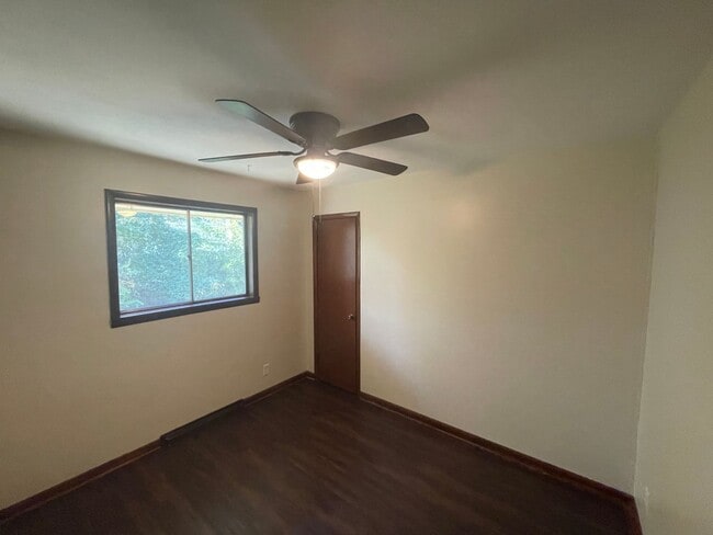 Building Photo - Completely remodeled Beautiful 3 bedroom 2...