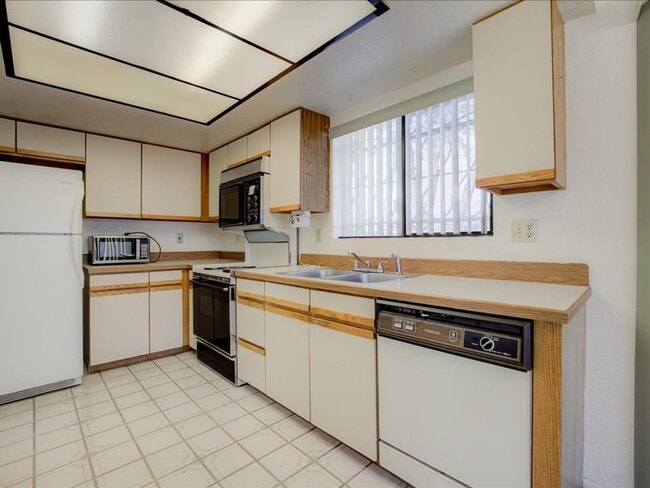 Building Photo - Near the Rillito Walk Path - 3 Bed, 2 Bath with Community Pool!