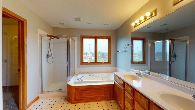 Building Photo - 2504 Somerset Dr