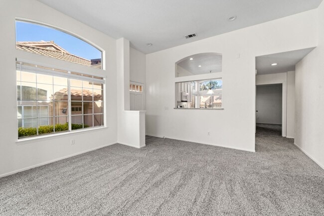 Building Photo - Charming 2 Bed | 2 Bath Single-Story Home with Golf Course Views!