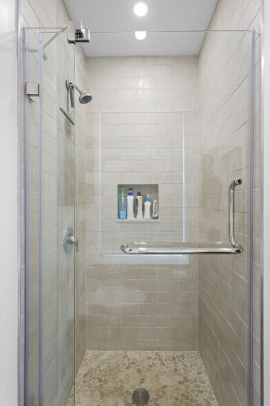 Building Photo - 142 N Bread St