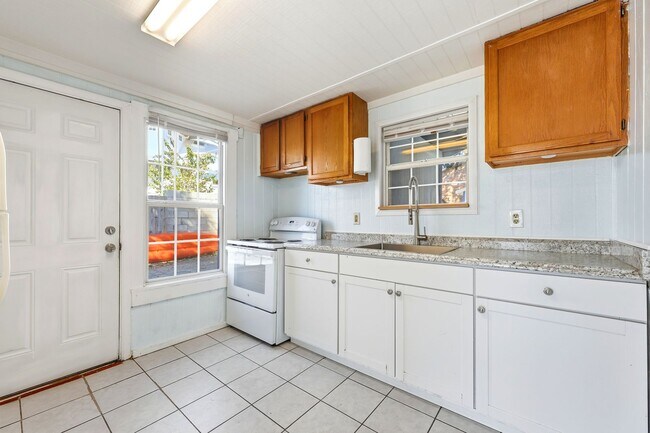 Building Photo - Neptune Beach Bungalow