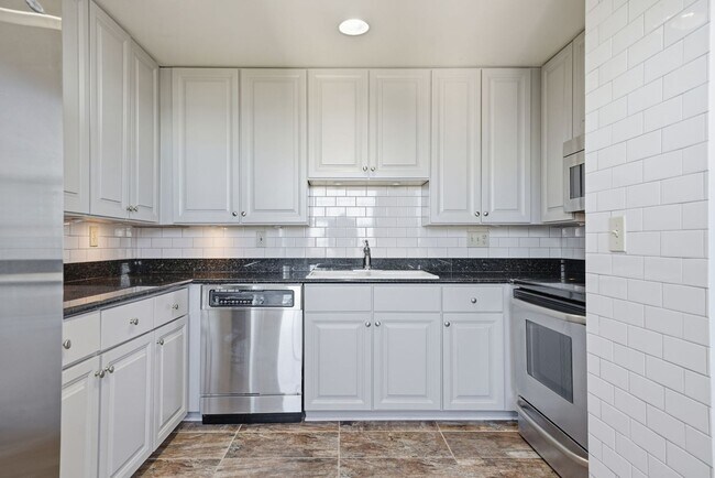 Building Photo - Penthouse Living in Midtown!