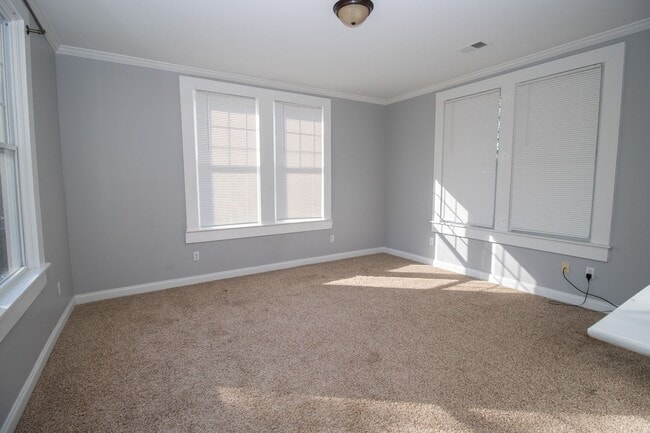 Building Photo - Immediate move-in! Short-term lease! Spaci...