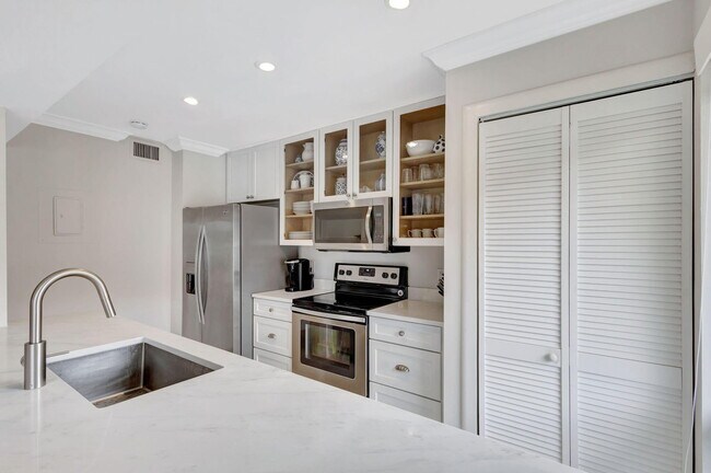 Building Photo - 438 Brackenwood Ln S