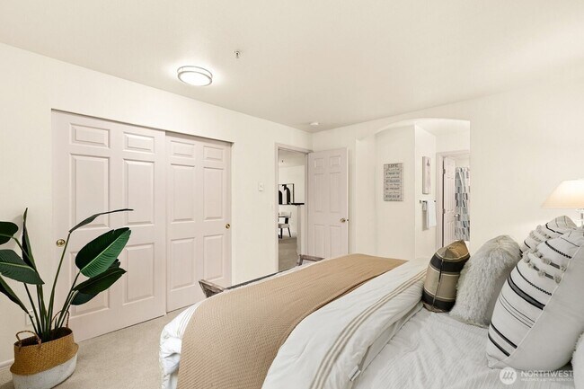 Building Photo - Beautiful 3 Bedroom 2 Bath Condo Newport Way Issaquah