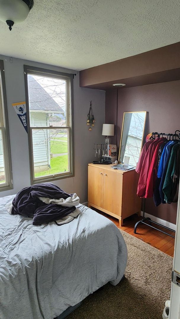 Building Photo - 5 bedroom 1 bath house - Near downtown!