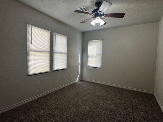 Building Photo - 1804 NW Hoover Ave